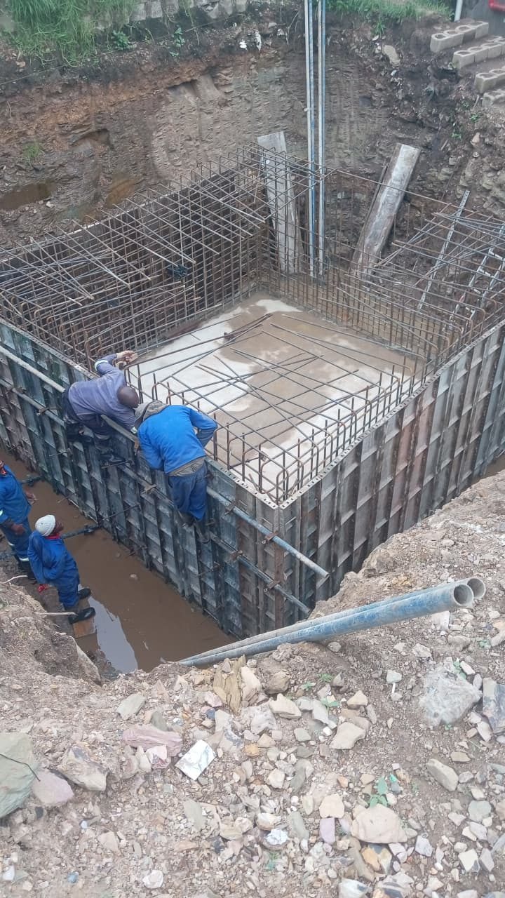 UMZ Consulting engineers placing wall formwork and reinforcement on site